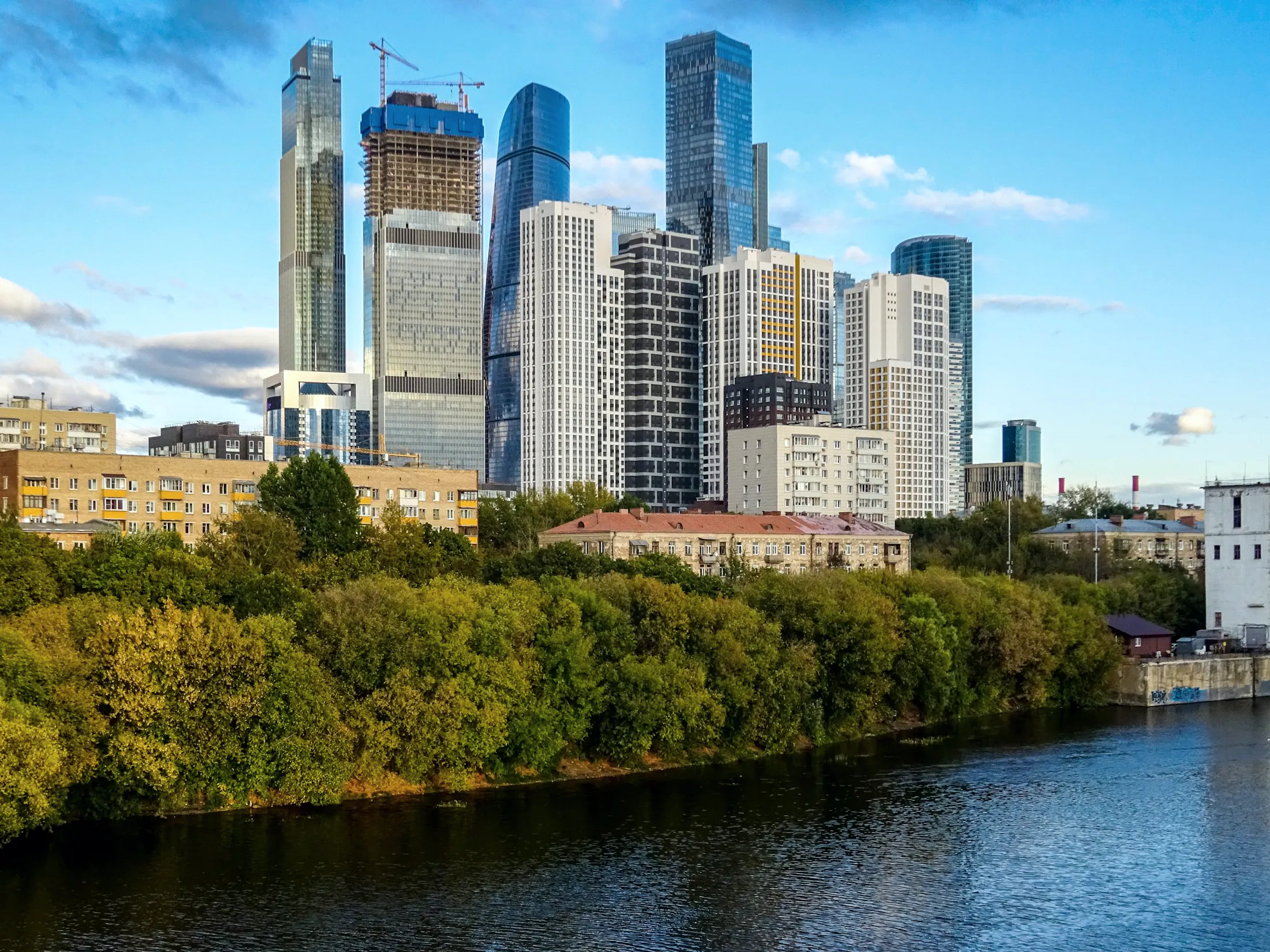 Москва-Сити за жилыми кварталами