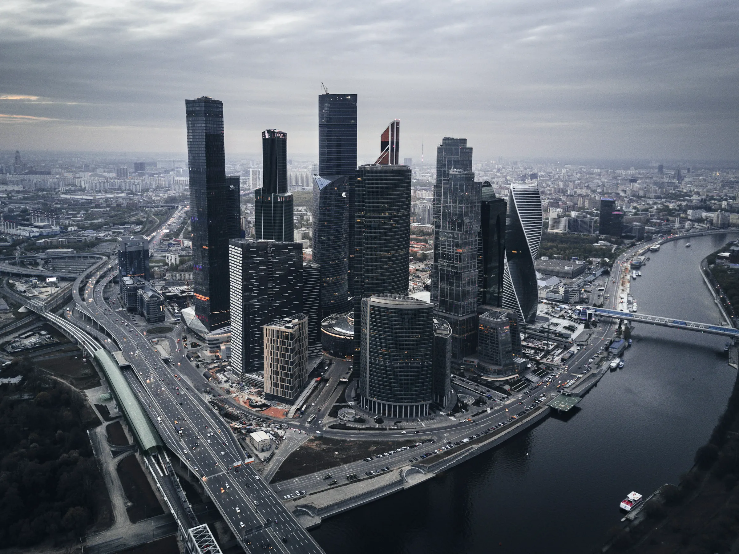 Москва-Сити и набережная с высоты
